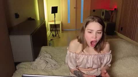 Estelle online show from February 2026 07:07:01 PM