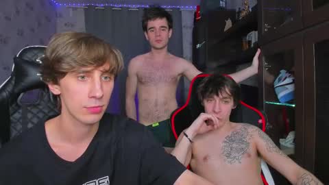 Snapshot of esthetics_boys chatting on February 2025 01:33:01 AM LOUIS online show from February 2025 01:33:01 AM