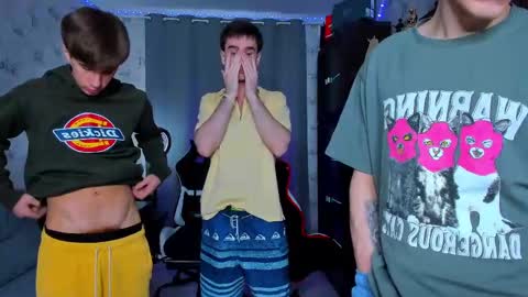 Snapshot of esthetics_boys chatting on March 2025 08:15:01 AM LOUIS online show from March 2025 08:15:01 AM