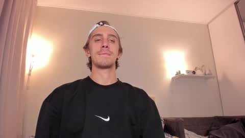 Snapshot of esthetics_boys chatting on September 2025 03:29:01 AM LOUIS online show from September 2025 03:29:01 AM