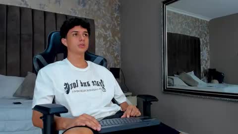 ethanlowell online show from November 2025 03:50:01 AM