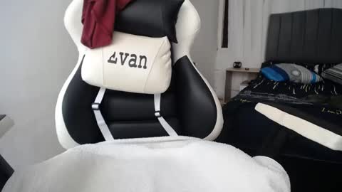 Snapshot of evans_king chatting on February 2025 03:38:01 PM Evan online show from February 2025 03:38:01 PM