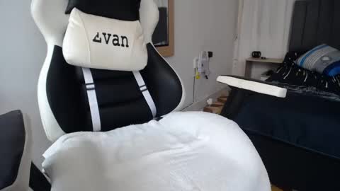 Snapshot of evans_king chatting on February 2025 06:08:02 PM Evan online show from February 2025 06:08:02 PM