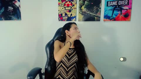 Snapshot of evelin_shy chatting on December 2024 02:08:02 AM Evelin online show from December 2024 02:08:02 AM