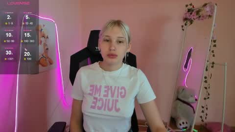 Snapshot of evelinalu chatting on June 2026 03:41:01 AM Evelina online show from June 2026 03:41:01 AM