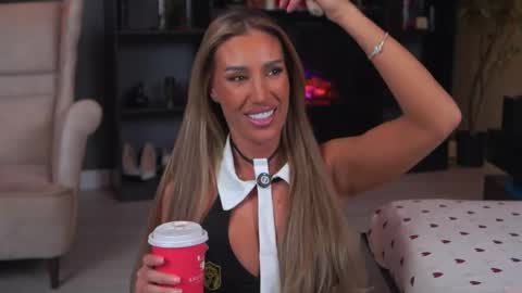 Evelyn online show from April 2026 06:24:02 PM