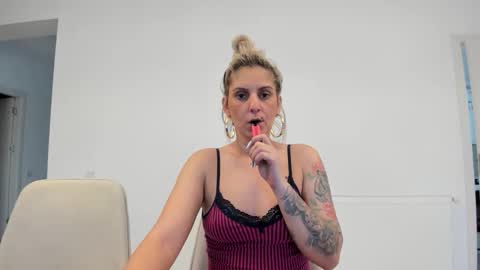 Snapshot of evelynevyyy chatting on March 2026 06:30:02 AM evelynevyyy online show from March 2026 06:30:02 AM