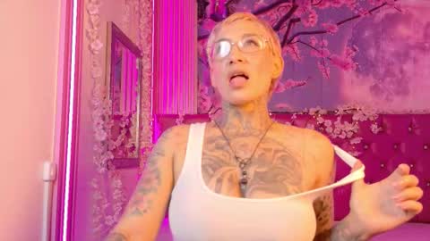 everlyn_sexx online show from February 2026 06:09:01 PM