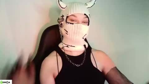 Snapshot of evie_muna chatting on April 2026 04:32:01 AM Renesme White Im here from Monday to Friday online show from April 2026 04:32:01 AM