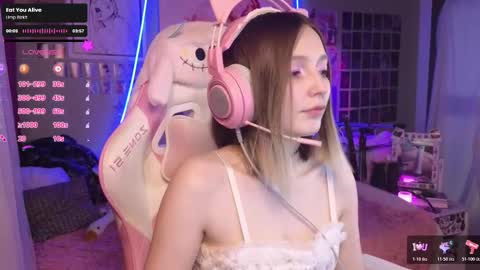 Snapshot of evie_rosen chatting on November 2025 11:48:01 PM Evie online show from November 2025 11:48:01 PM