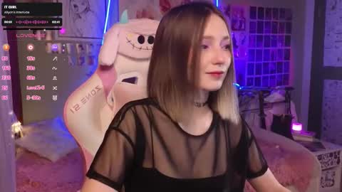 Snapshot of evie_rosen chatting on December 2025 10:04:02 PM Evie online show from December 2025 10:04:02 PM