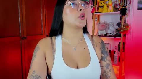 Snapshot of eymy_hadid_ chatting on July 2026 03:32:01 PM Emily online show from July 2026 03:32:01 PM