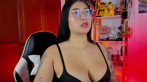 Snapshot of eymy_hadid_ chatting on July 2026 05:45:01 PM Emily online show from July 2026 05:45:01 PM