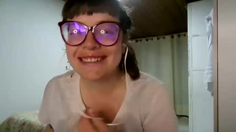 Snapshot of ezlngirl chatting on January 2025 04:04:01 AM Aimee online show from January 2025 04:04:01 AM