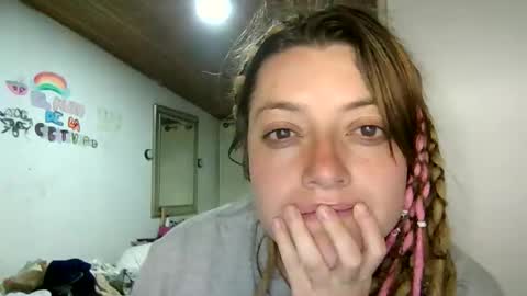 Snapshot of ezlngirl chatting on October 2025 12:04:01 AM Aimee online show from October 2025 12:04:01 AM