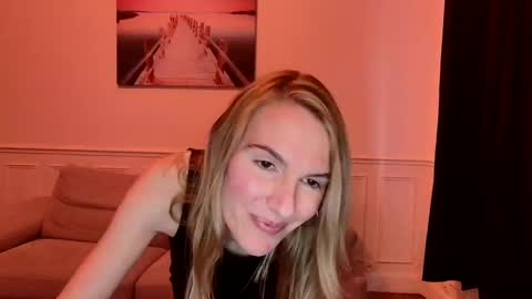 Snapshot of fanny_posy chatting on December 2024 03:22:01 PM Fanny online show from December 2024 03:22:01 PM