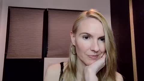 Snapshot of fanny_posy chatting on January 2025 01:27:01 AM Fanny online show from January 2025 01:27:01 AM
