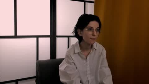 Mia online show from December 2024 10:28:02 AM