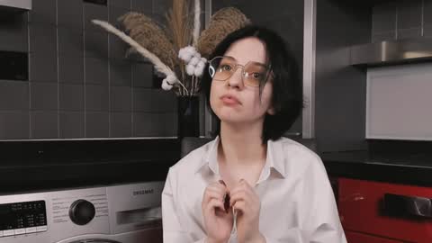 Mia online show from December 2024 03:11:02 PM