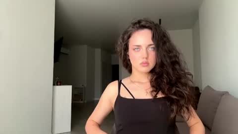Snapshot of farrahburde chatting on June 2026 10:15:01 AM Mia online show from June 2026 10:15:01 AM