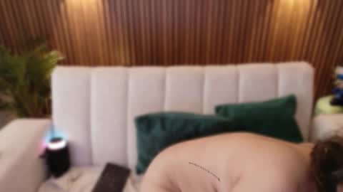 Feelena online show from November 2025 05:25:01 PM