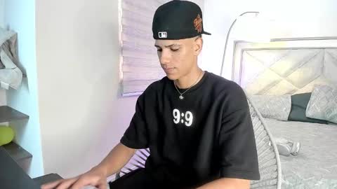 Snapshot of felix_lauren chatting on October 2025 07:38:02 PM Felix online show from October 2025 07:38:02 PM