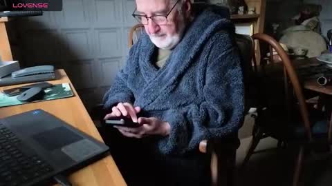 Adam online show from October 2025 07:20:02 AM