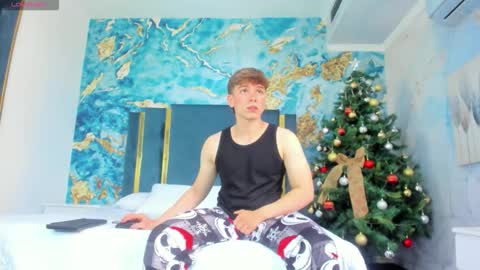 Femboy Max online show from December 2025 12:25:01 PM
