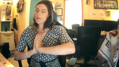 Snapshot of femme_en_fleur chatting on June 2026 05:15:02 PM femme_en_fleur online show from June 2026 05:15:02 PM