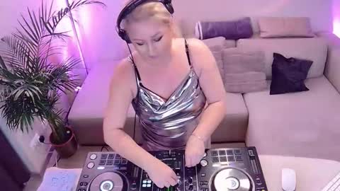 Snapshot of forbiddenkitty chatting on November 2025 09:47:01 PM Forbidden Kitty online show from November 2025 09:47:01 PM