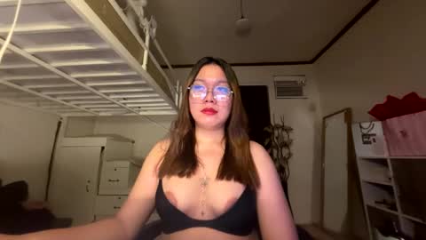 Snapshot of foxieeealona chatting on May 2026 07:33:01 PM Alicia Baby online show from May 2026 07:33:01 PM