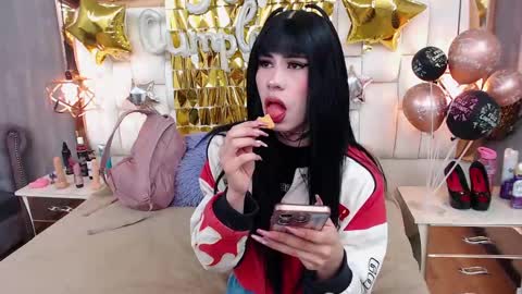Snapshot of foxxy_dolce chatting on October 2025 12:04:02 PM Foxxy online show from October 2025 12:04:02 PM