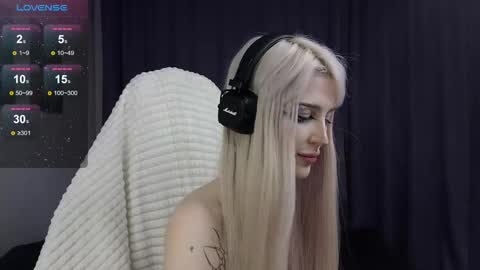 Snapshot of fraulein_mooon chatting on January 2025 10:19:01 PM Asya UwU online show from January 2025 10:19:01 PM