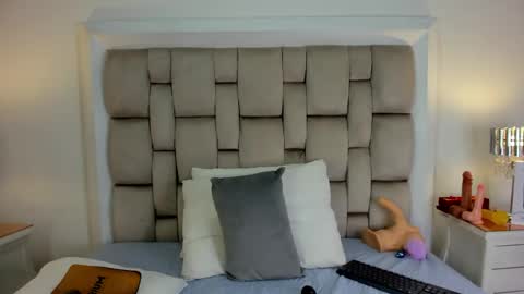 Snapshot of frehia_dimou chatting on April 2026 12:20:01 PM Frehia online show from April 2026 12:20:01 PM