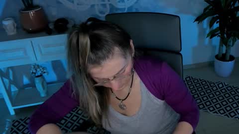 Frida Tander online show from November 2025 05:09:02 AM