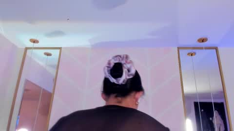 Gaby online show from November 2025 08:11:01 PM