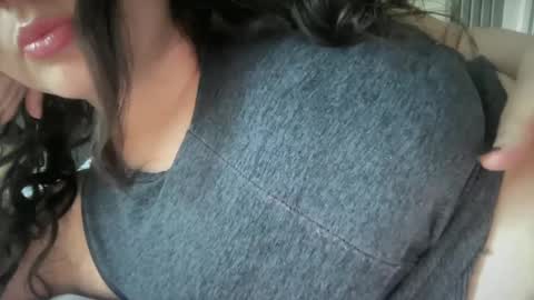 Snapshot of gia_is_horny chatting on March 2025 09:48:02 PM The Queen of Squirt online show from March 2025 09:48:02 PM