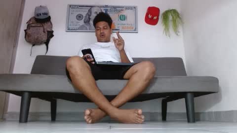 Snapshot of giant_feet chatting on May 2026 04:35:02 PM BOSS online show from May 2026 04:35:02 PM