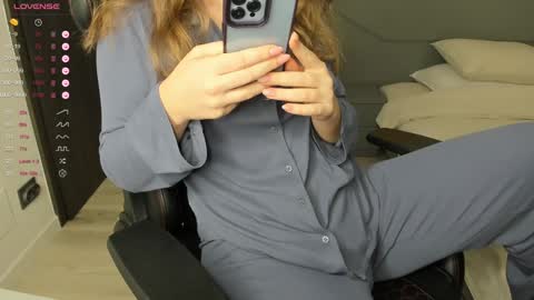 gigihadd online show from January 2025 05:52:02 PM