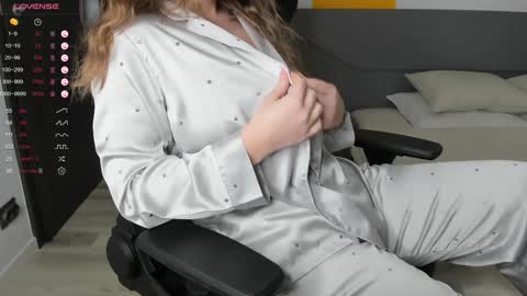 gigihadd online show from February 2025 07:29:01 PM