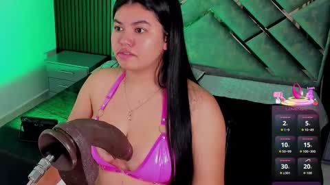 Snapshot of giiabloom chatting on October 2025 11:53:02 AM giia online show from October 2025 11:53:02 AM