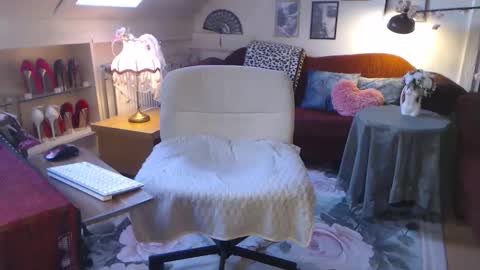Snapshot of ginablondecam chatting on May 2026 06:04:02 PM Gina online show from May 2026 06:04:02 PM