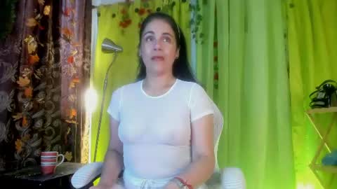 Snapshot of girasol_walton chatting on June 2026 02:10:01 PM Girasol Walton online show from June 2026 02:10:01 PM