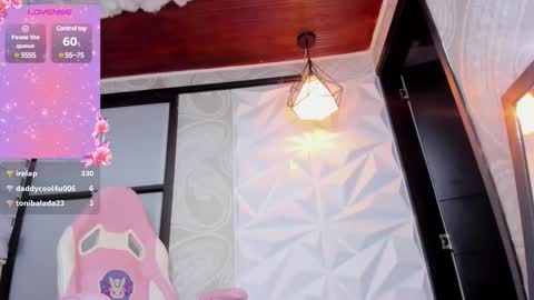 Snapshot of girl_crown chatting on March 2025 11:16:01 AM emily online show from March 2025 11:16:01 AM