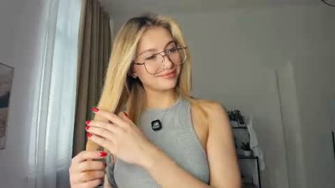 Snapshot of glossybabe_ chatting on June 2026 10:06:02 AM Cherry online show from June 2026 10:06:02 AM