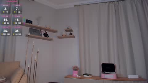 Snapshot of glowhub_ chatting on February 2026 07:24:02 PM Ann Eliz and Gigi online show from February 2026 07:24:02 PM