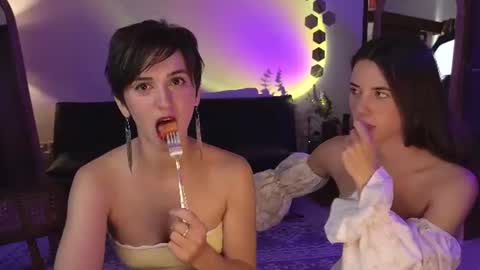 Snapshot of goddess_marylin chatting on July 2026 05:44:01 AM 330 UTC2 girls online show from July 2026 05:44:01 AM