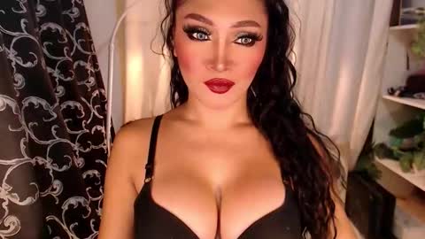 Snapshot of goddessquinnie chatting on October 2025 12:21:02 AM quinnie online show from October 2025 12:21:02 AM