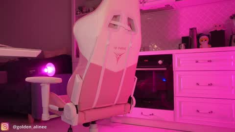 Snapshot of golden_alinee chatting on January 2025 11:58:01 PM Aline meow   online show from January 2025 11:58:01 PM