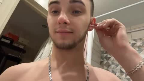 Golden boyyy21 online show from February 2025 03:05:01 PM